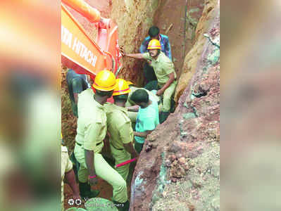 ಮಣ್ಣಿನಡಿ ಸಿಲುಕಿದ್ದ  ಕಾರ್ಮಿಕರ ರಕ್ಷಣೆ