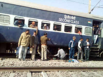 मथुराः बिना टिकट कर रहा था यात्रा, TTE को देखकर चलती ट्रेन से कूदा, मौत