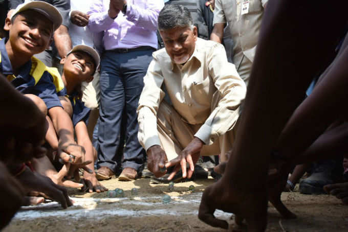 పిల్లలతో కలిసి గోళీలాట ఆడుతున్న సీఎం చంద్రబాబు