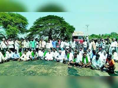 ಕಾಲುವೆಗೆ ನೀರು ಹರಿಸುವಂತೆ ಪ್ರತಿಭಟನೆ