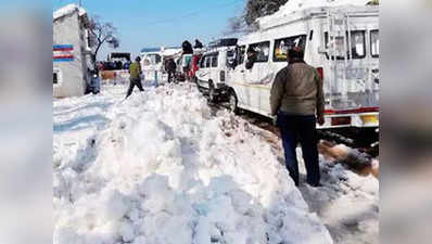कश्मीर के अधिकतर हिस्सों में ताजा बर्फबारी, श्रीनगर-जम्मू राजमार्ग बंद
