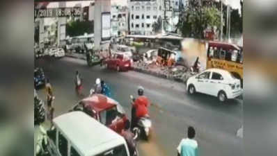 VIDEO: अनियंत्रित बस ने कार, ऑटो और पदयात्रियों को मारी टक्कर, 1 की मौत, 3 अन्य घायल