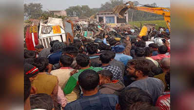 कानपुरः रोडवेज बस से भिड़ा ट्रक, 5 की मौके पर मौत, 12 गंभीर, 40 से ज्यादा लोग अस्पताल में भर्ती