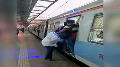 मुंबई: लोकलच्या दरवाज्यांवर निळे दिवे; अपघात टाळण्यासाठी रेल्वेची युक्ती