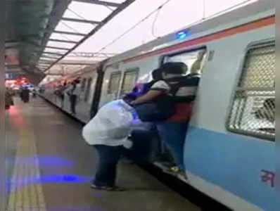 मुंबई: लोकलच्या दरवाज्यांवर निळे दिवे; अपघात टाळण्यासाठी रेल्वेची युक्ती