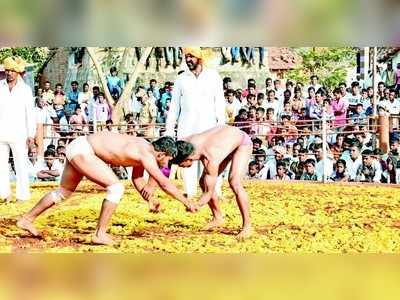 ಕುಸ್ತಿ ಪಂದ್ಯಾವಳಿಯಲ್ಲಿ ಸೆಣಸಾಡಿದ ಜಟ್ಟಿಗಳು