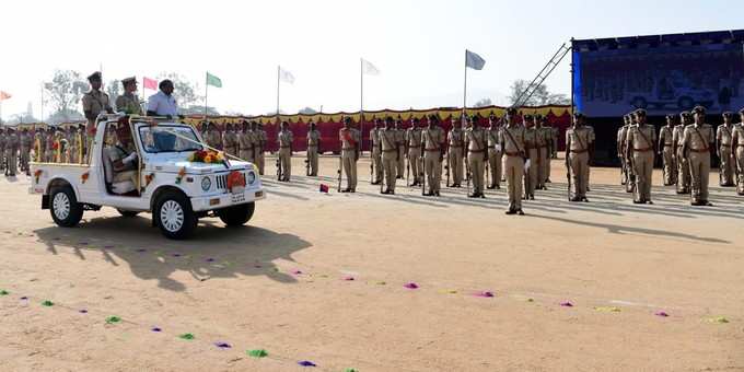 ತೆರೆದ ವಾಹನದಲ್ಲಿ ಸಿಎಂ ಕುಮಾರಸ್ವಾಮಿ