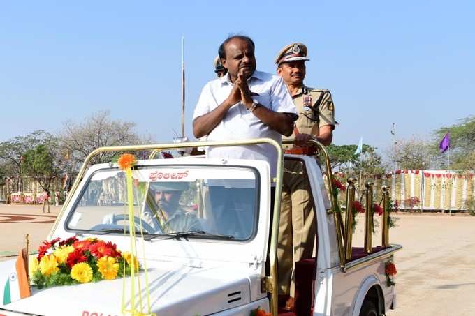 ಗೌರವ ವಂದನೆ ಸ್ವೀಕರಿಸಿದ ಮುಖ್ಯಮಂತ್ರಿ