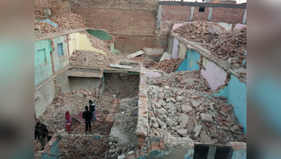 निठारी में गिरी बिल्डिंग, एक बच्चे की मौत