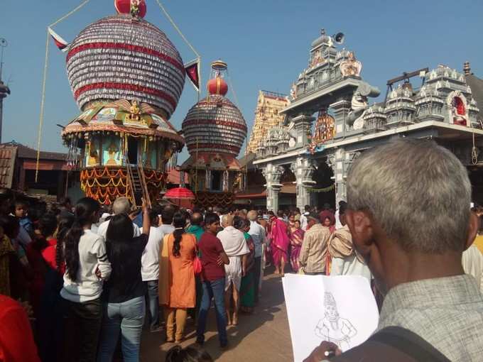 ಚಿತ್ರ ಬಿಡಿಸುವುದರಲ್ಲಿ ವ್ಯಸ್ತ ಕಲಾವಿದ