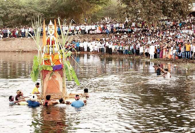 ಮಲಪ್ರಭಾ ನದಿಯಲ್ಲಿ ವೈಭವದ ತೆಪ್ಪೋತ್ಸವ