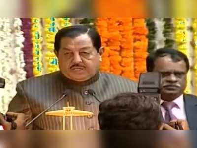 Telangana Pro-tem Speaker: ముంతాజ్ ప్రమాణం.. కేసీఆర్ అభినందనలు