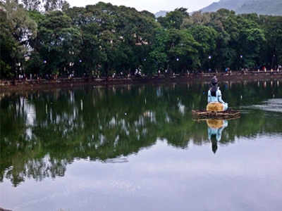 उपवनच्या तरंगत्या मंचाचे हेलकावे