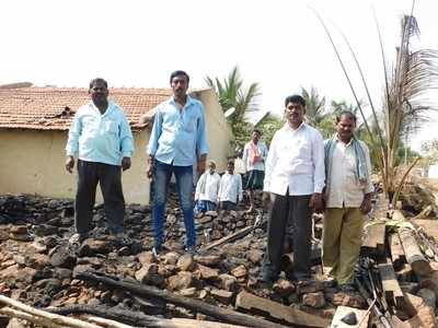 ವಿದ್ಯುತ್‌ ಶಾರ್ಟ್‌ಸಕ್ರ್ಯೂಟ್‌ನಿಂದ ಗುಡಿಸಲುಗಳಿಗೆ ಬೆಂಕಿ: ಅಪಾರ ಹಾನಿ