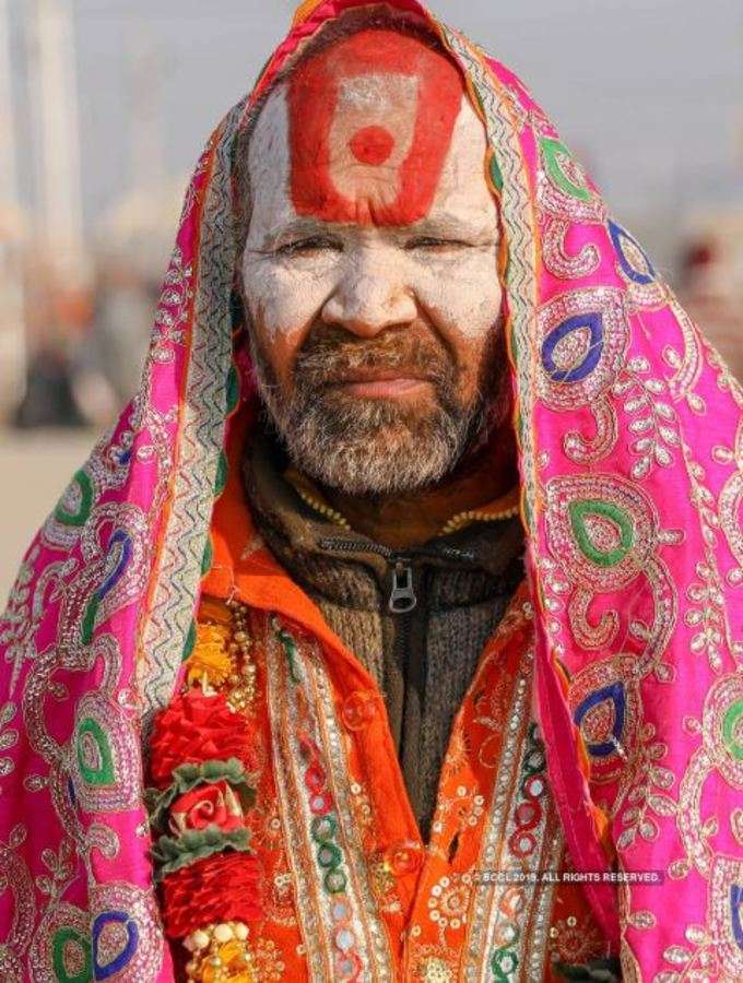 ವಿಶಿಷ್ಟ ವೇಷಭೂಷಣ ನೋಡಿ!