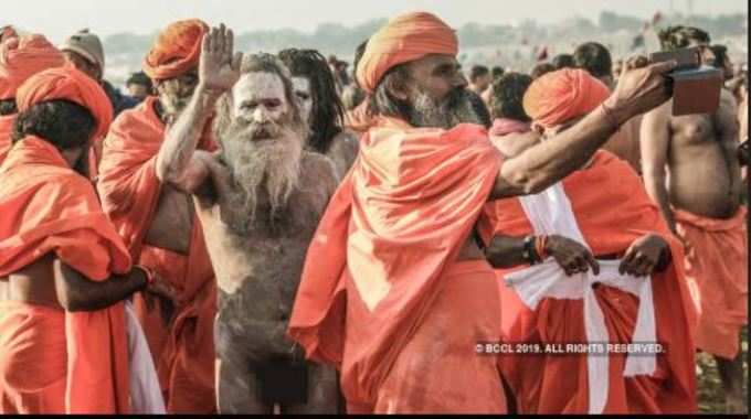 ಅಸಂಖ್ಯಾತ ನಾಗಾಸಾಧುಗಳಿಂದ ಪುಣ್ಯಸ್ನಾನ 