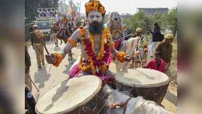 Kumbh 2019: यू-ट्यूब चैनल और वॉट्सऐप भी चलाते हैं युवा नागा संन्यासी