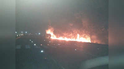 मुंबई अहमदाबाद महामार्गावर कंटेनरचा अपघात