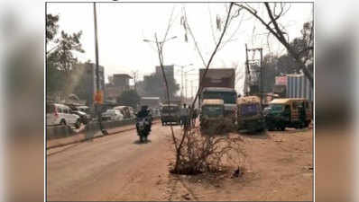 लखनऊः दो किलोमीटर की सड़क पर 15 खुले मैनहोल, झाड़ियों से ढककर बच रहे लोग