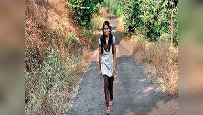 रायगढ़ः 14 किमी रोज घने जंगल से होकर, जान जोखिम में डाल स्कूल पहुंचती है यह छात्रा