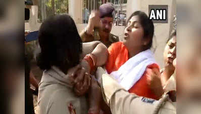 विडियो: पिपिली गैंगरेप केस में प्रदर्शन के दौरान बीजेपी की महिला कार्यकर्ता ने पकड़ा पुलिसकर्मी का कॉलर