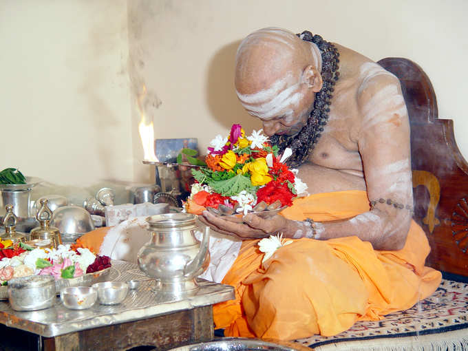 ಮುಂಜಾನೆ ಪೂಜೆಯಲ್ಲಿ ನಿರತ ಶ್ರೀಗಳು