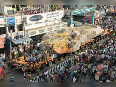 பெங்களூரு செல்லும் பெருமாள் சிலைக்காக ஊத்தங்கரை ரவுண்டானா இடித்து அகற்றம்!