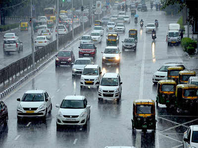 दिल्ली के कई इलाकों में छाए बादल, हो सकती है हल्की बारिश