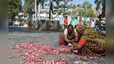 शेतकऱ्यांनी कांदा ओतला रस्त्यावर