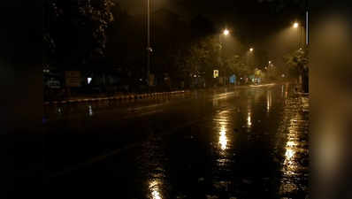 दिल्ली में आधी रात के बाद फिर हुई बारिश, तापमान में गिरावट