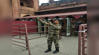 आगराः ताजमहल में बंदरों का आतंक, CISF जवानों को सुरक्षा के लिए दी गई गुलेलें