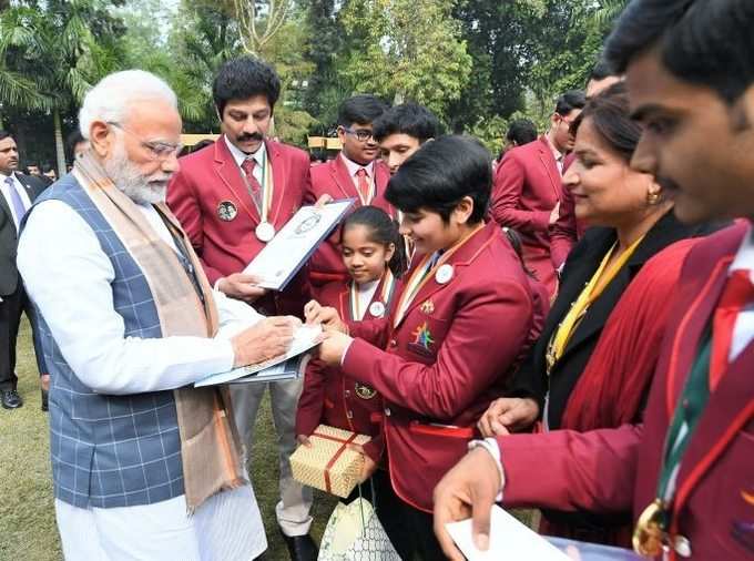 ಪುರಸ್ಕಾರ ಪಡೆದ ಮಕ್ಕಳೊಂದಿಗೆ ಪ್ರಧಾನಿ