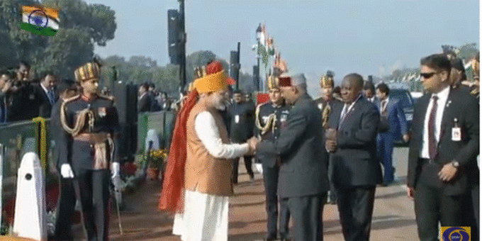 समारोह स्थल पर पहुंचे राष्ट्रपति कोविंद। पीएम मोदी ने स्वागत किया