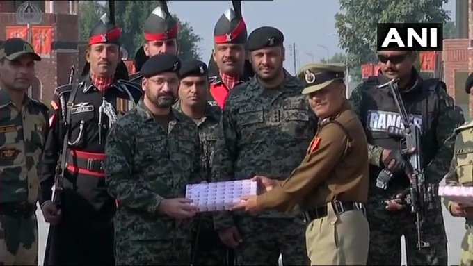 गणतंत्र दिवस के मौके पर अटारी वाघा बॉर्डर पर भारत और पाकिस्तान के सैनिकों ने मिठाई भेंट की।