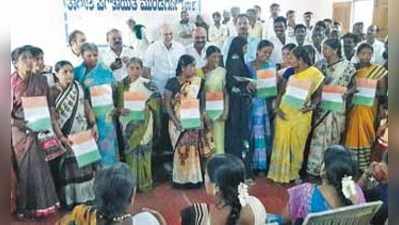 ಫಲಾನುಭವಿಗಳಿಗೆ ಮನೆಗಳ ಹಕ್ಕು ಪತ್ರ ವಿತರಣೆ