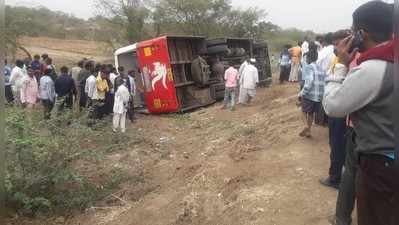 ಅಡ್ಡ ಬಂದ ವೃದ್ಧನ ರಕ್ಷಿಸಲು ಹೋಗಿ KSRTC ಬಸ್ ಪಲ್ಟಿ: ಮಹಿಳೆ ಸಾವು