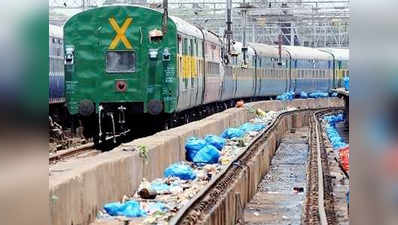 मुंबई: लोकल ही उठा रही लोकल ट्रेनों का कचरा