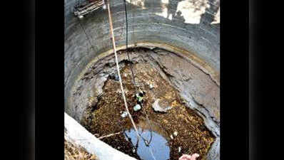 महाराष्ट्र: यहां पानी से कीड़े, मिट्टी छानकर पीने को मजबूर हैं लोग