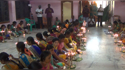 திருப்பரங்குன்றத்தில் கூட்டு திருவிளக்கு பூஜை; உலக மக்களை காக்க பிரார்த்தனை!