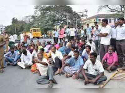 உரம் தயாரிக்கும் மையத்தை  அப்புறப்படுத்த சாலை மறியலில் ஈடுபட்ட  பொதுமக்கள் கைது