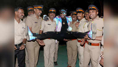 पुलिसवालों की गोद में कूदने पर बुरी तरह ट्रोल हुए रणवीर सिंह, लोगों ने किए आपत्तिजनक कॉमेंट