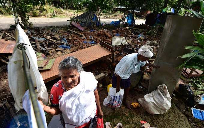 പ്രളയത്തിൽ തകര്‍ന്ന വീടിന്‍റെ അവശിഷ്ടങ്ങള്‍ക്കിടയിൽ കുഞ്ഞപ്പനും തങ്കമ്മയും