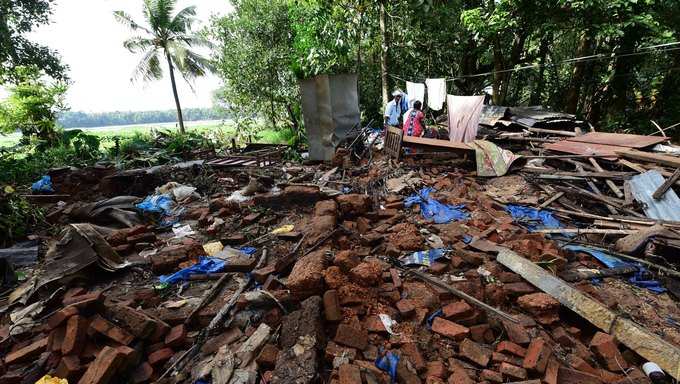 പ്രളയത്തിൽ തകര്‍ന്ന വീടിന്‍റെ അവശിഷ്ടങ്ങള്‍