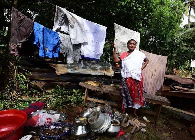 പ്രളയത്തിൽ തകര്‍ന്ന വീടിന്‍റെ അവശിഷ്ടങ്ങള്‍ക്കിടയിൽ തങ്കമ്മ