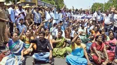 தெருவில் இறங்கிப் போராட நீங்கள் தொழிலாளர்கள் அல்ல: ஆசிரியர்களுக்கு நீதிமன்றம் கண்டனம்!!