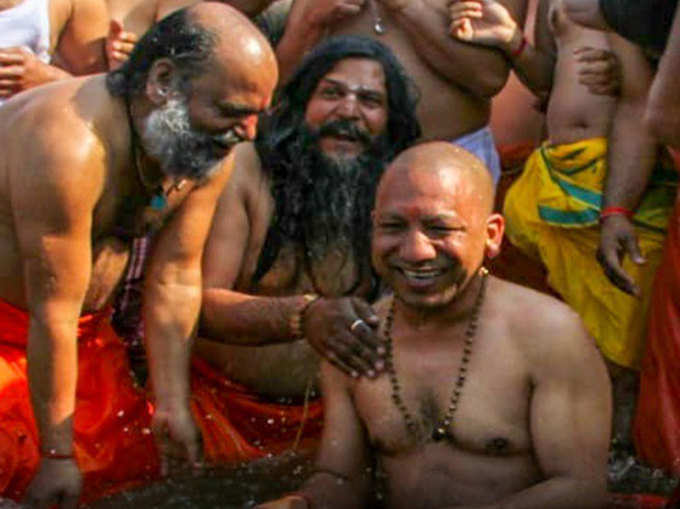 कुंभ में स्नान के वक्त योगी के पास साधु-संतों का जमावड़ा