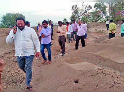 ಅಕ್ರಮ ಫಿಲ್ಟರ್‌ ಮರಳು ಅಡ್ಡೆ ಮೇಲೆ ಶಾಸಕ ದಾಳಿ