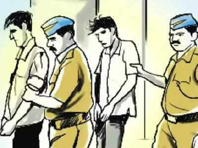लोनावला के होटल में छापा, मुंबई के चार बुकी गिरफ्तार