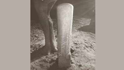 கஜா புயல் சீரமைப்பு பணிகள் போது கண்டெடுக்கப்பட்ட 4 1/2 அடி உயர சிவலிங்கம்