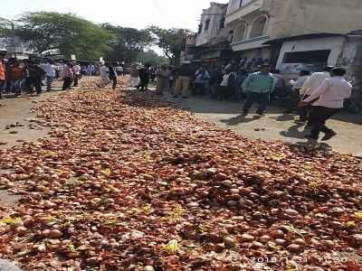 कांदा रस्त्यावर ओतला